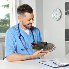 Lade das Bild in den Galerie-Viewer, OrthoKomfort – Ergonomische, rutschfeste & schmerzlindernde Schuhe