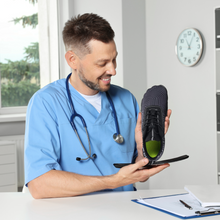 Lade das Bild in den Galerie-Viewer, FALKO - ergonomische, schmerzlindernde &amp; wasserabweisende Barfußschuhe

